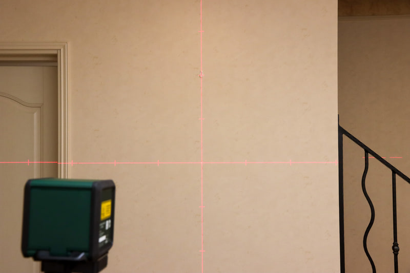 壁の両端に目盛りが来るようにして中央にフックを取り付けてみた