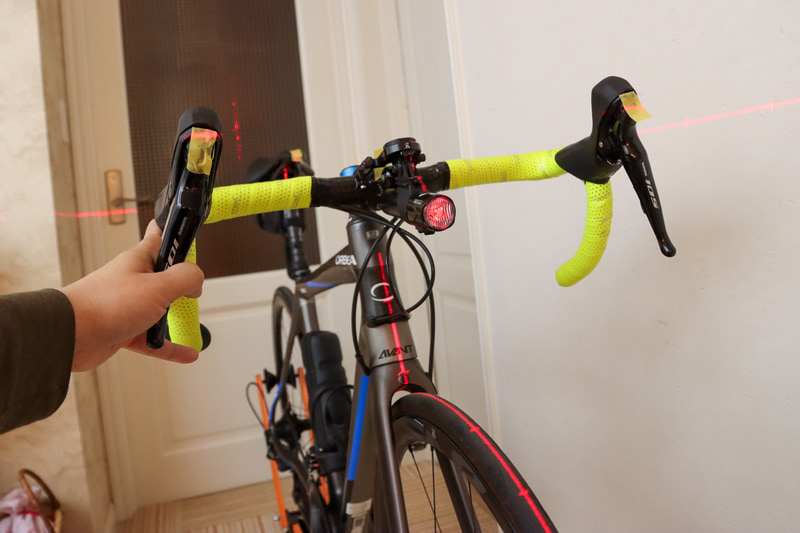 センターをそろえ、写真左側のSTIレバーに高さと目盛りをそろえると、写真右側のレバーが若干高く、また内側を向いていることが分かる