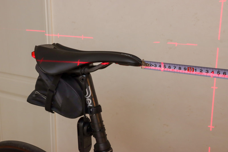 垂直をクランク軸にそろえることで、クランク軸真上からサドルまでの距離が測れる