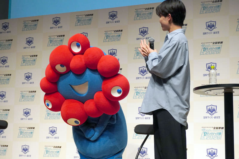 登壇しておじぎするミャクミャク