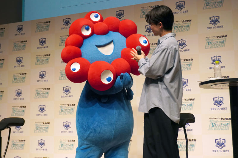 正解した鈴木福さんに拍手するミャクミャク