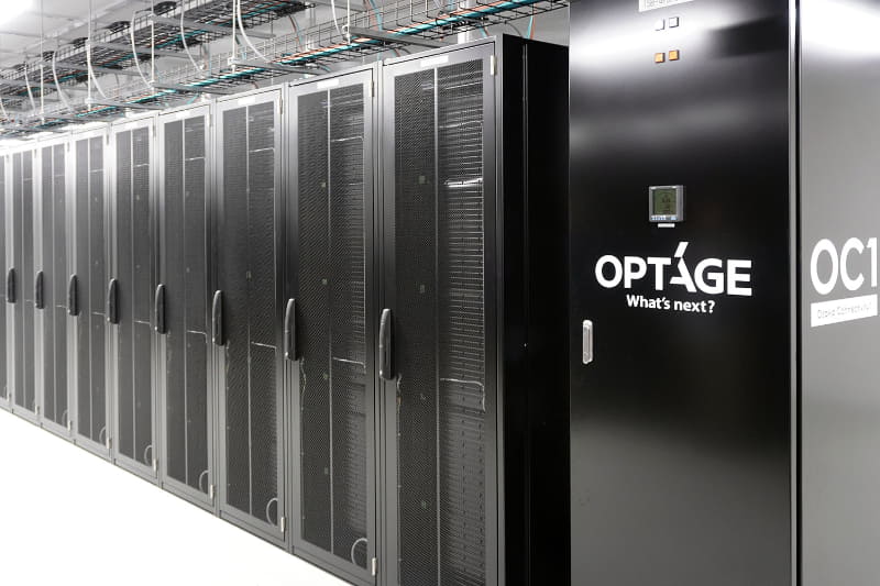 天井経由で各ラックへと配線される