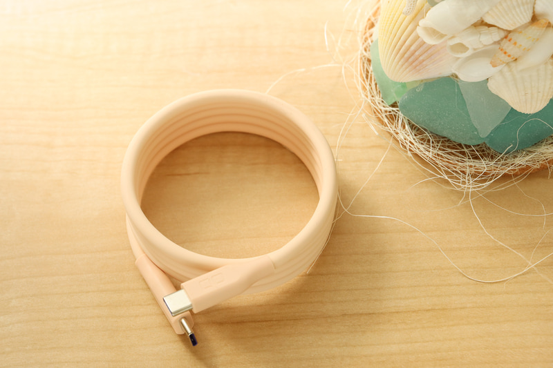 CIO「スパイラルシリコンケーブル」、長さは1mでカラーはシェルピンク