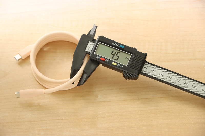 ケーブルの太さはおよそ4.5mm