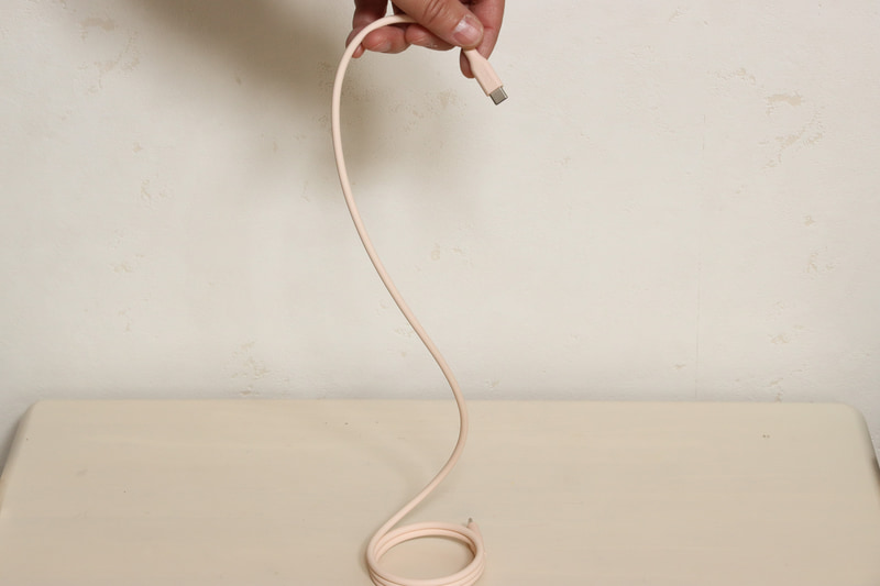 ほどよい磁力で片方のコネクターを持って持ち上げると、スルスルとほどけていく