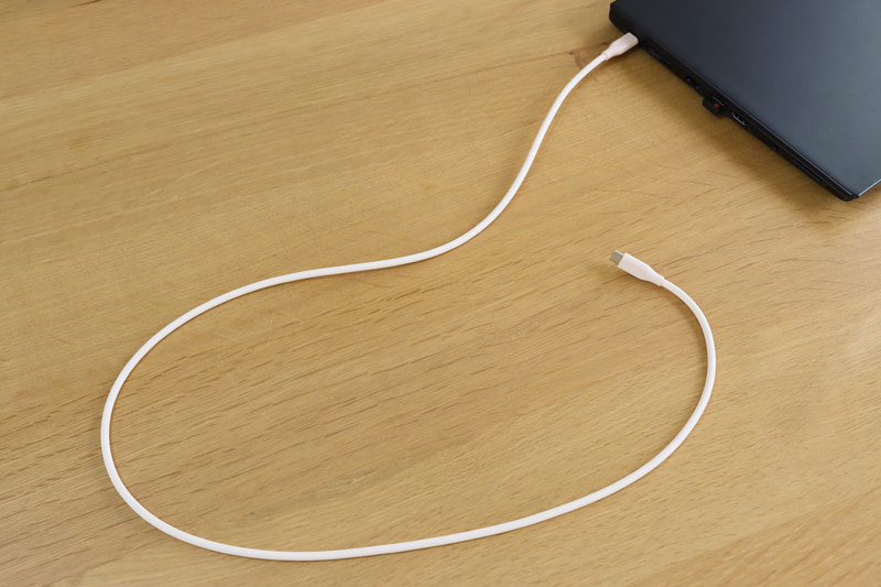 伸ばした状態。伸ばしきれば互いに磁力で引き合わないのでほぼ普通のシリコンケーブル感覚で使える