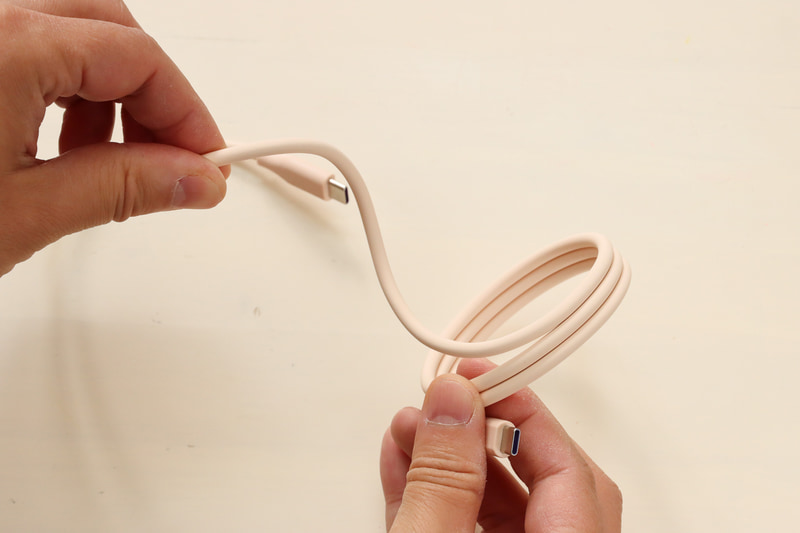 巻きたいときは、ケーブルを指でよじりながら縮めると良い感じに巻ける