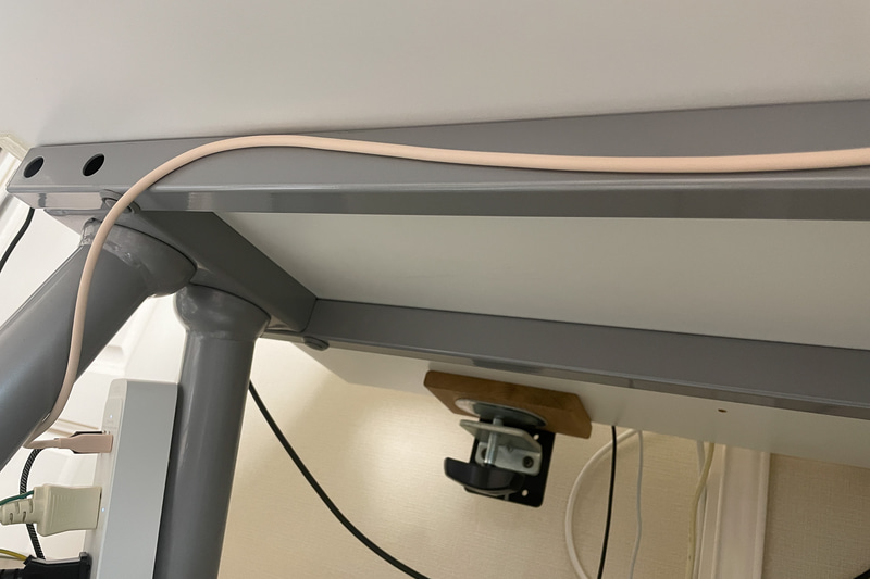 デスクやフレームが金属ならケーブルクリップ不要でデスクにくっつけて配線できる