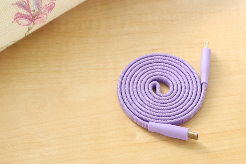 CIO「フラットスパイラルケーブル」、長さは1mでカラーはエアリーパープル。パープルといっても藤色っぽい感じで派手すぎないのがいい