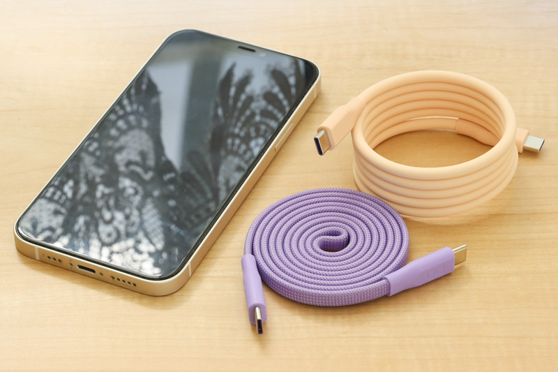 巻き径をそろえた「スパイラルシリコンケーブル」と比較するとその薄さが分かる。厚さは7mmとスマホなみの薄さだ