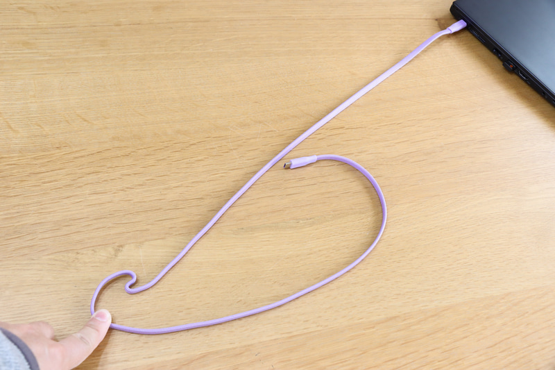 伸ばしきった状態。真ん中の折れ目以外は緩やかな巻きぐせという感じ