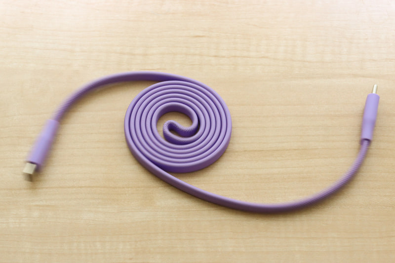 滑りやすいテーブルの上などでは手を離すとクルクルと勝手に巻かれていく