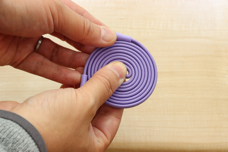 自然に巻くとややゆるくなるので、その場合は中心をグッと絞り込むようにするとコンパクトにできる