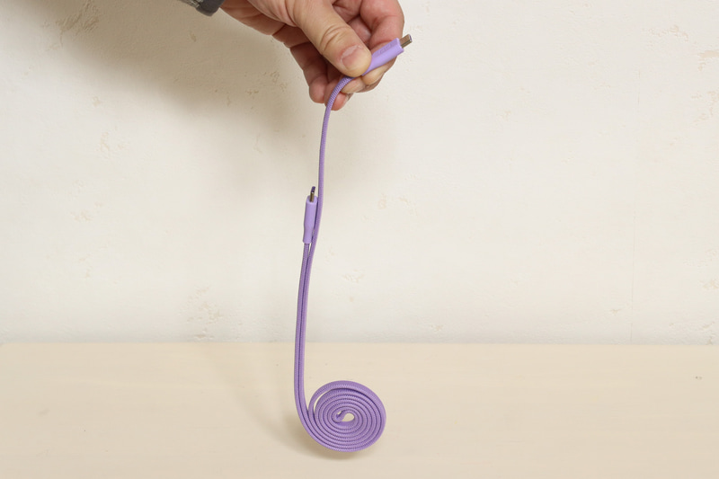 片方のコネクターを持って持ち上げるとこんな風になってしまう