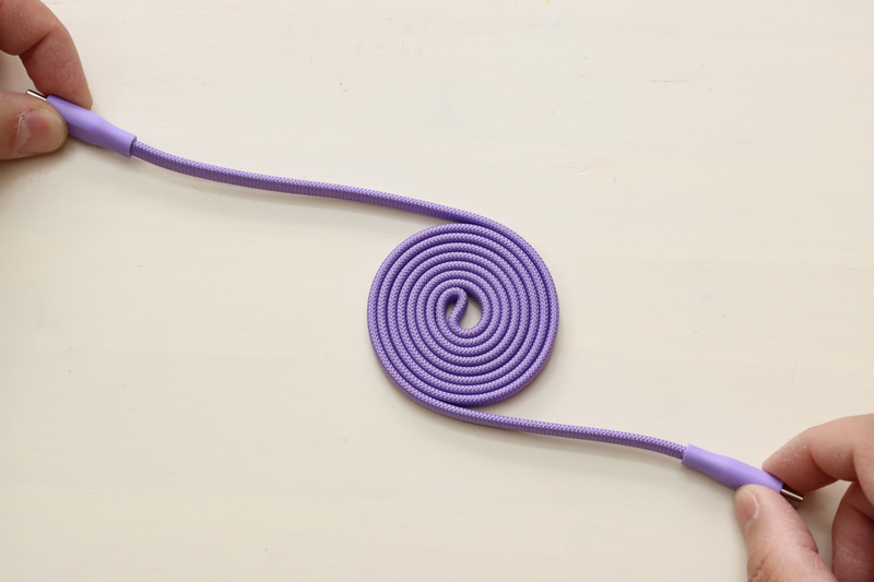 両方のコネクターを持ってひっぱるのが正解