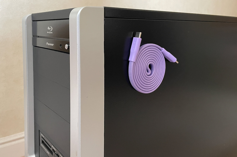 使わない時はスチール製のデスクやデスクトップPCにピタッとつけておける