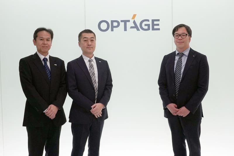 写真左から、株式会社オプテージ コンシューマ事業推進本部 お客さまサポート部 部長 岩井健太郎氏、株式会社オプテージ コンシューマ事業推進本部 お客さまサポート部 サポート統括チーム サブマネージャー 江口信氏、株式会社かんでんCSフォーラム 営業本部 第二事業部 情報通信グループ ネットワークサポートセンター スーパーバイザー 紀和正氏