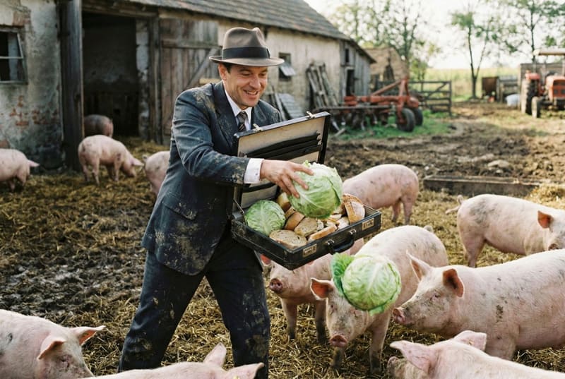 家畜に餌を与えるように、詐欺師は時間をかけてターゲットとの信頼を高めます（画像は、生成AIで作成したイメージカットです）