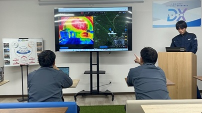 大沼トンネル峠下工区新設工事インフォメーションセンターから遠隔操作する様子