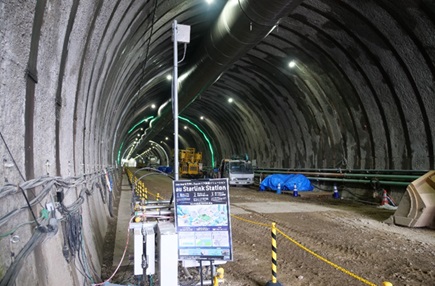 トンネル坑内に設置された「au Starlink Station」