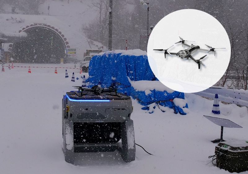 トンネル前に設置されたSkydio Dock for X10とSkydio X10