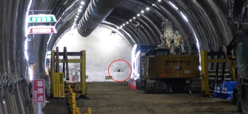 トンネル坑内を巡回するドローン