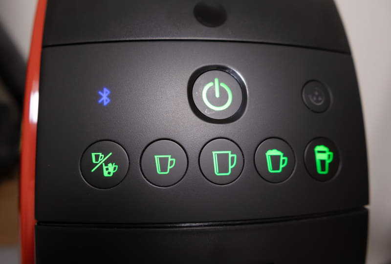 本体前面のボタン。メニューは、左から「エスプレッソ（アイスコーヒー）」「ブラックコーヒー」「マグサイズのブラックコーヒー」「カプチーノ」「カフェラテ」の並びだ