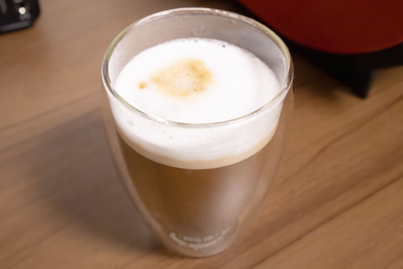 カプチーノ。しっかり表面でミルクが泡立った本格的な見た目だ