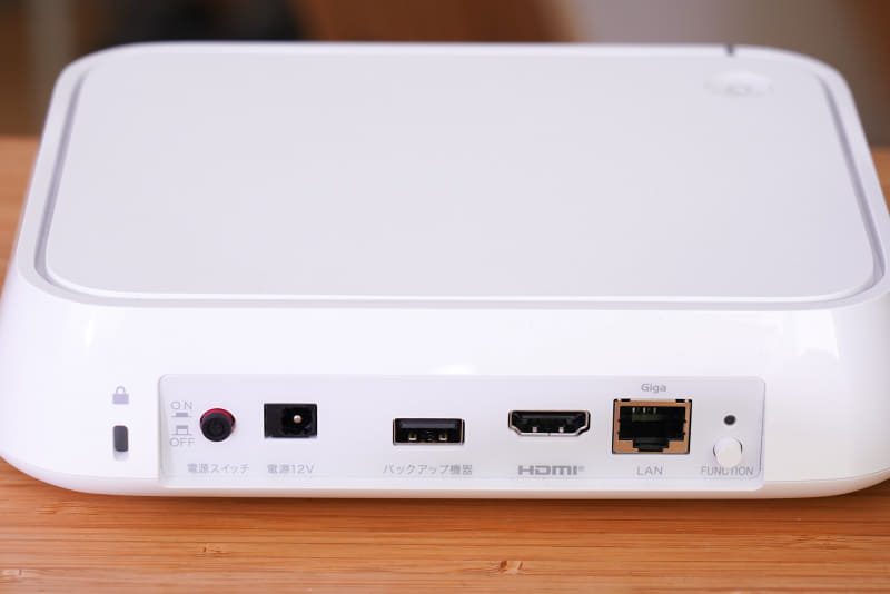 「おもいでばこ」の背面にある「バックアップ機器」と記されたUSBポートを使う