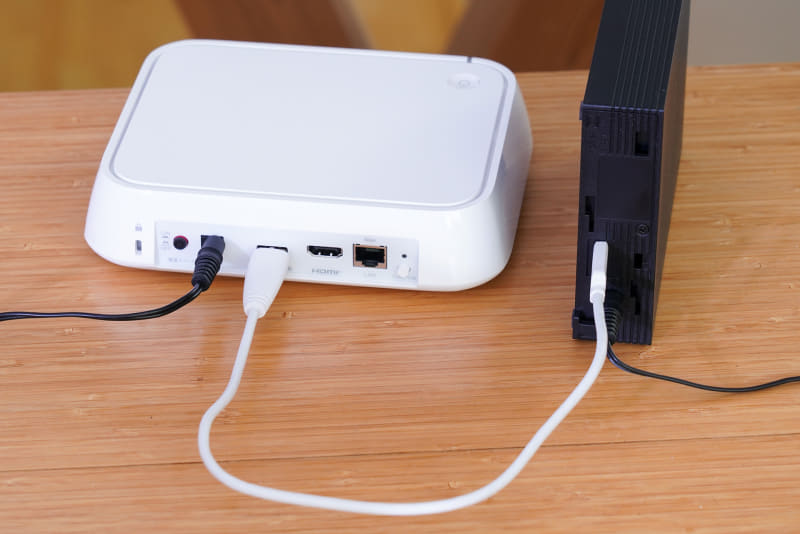 このように外付けHDDを接続する。3.5インチなので電源のACアダプターも接続する