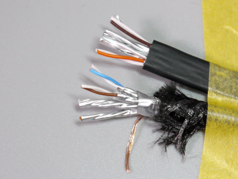 カテゴリー8対応のケーブル内部。上がフラットケーブルで、下が通常のケーブル