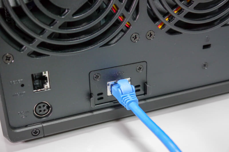 10Gbpsポート（ケーブルがつながっている部分）と左側にOOB管理用の1000BASE-Tポートを備える