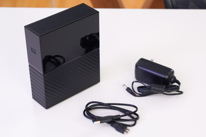「My Book」シリーズの内容物。USBケーブルとACアダプター