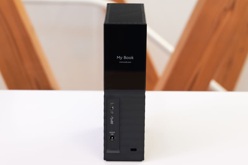 背面にはUSBポートと電源ポートがある