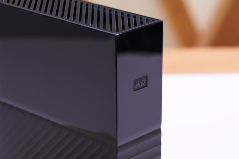 据え置き用の外付けHDDには冷却ファンを搭載している製品もあるが、「My Book」は搭載しておらず、動作音は静か。上下面に冷却用の通気スリットがある。半分が鏡面仕上げのデザイン