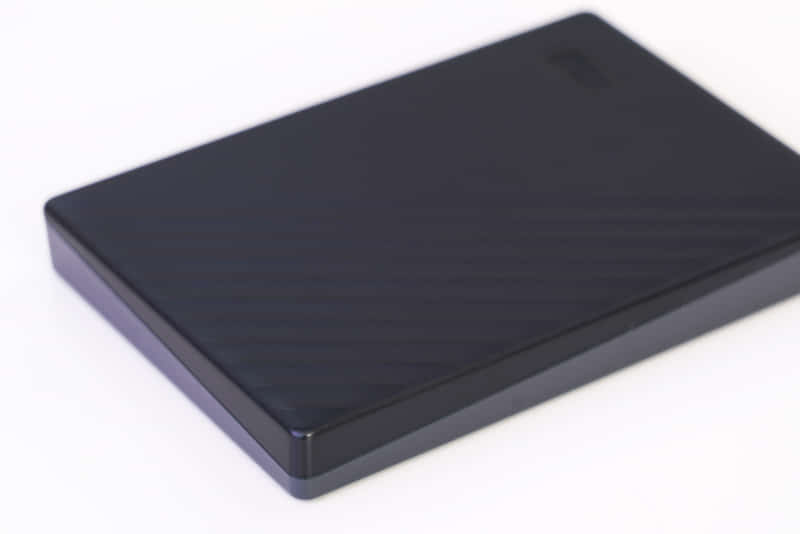 側面にも斜めのラインが入る凝ったデザイン