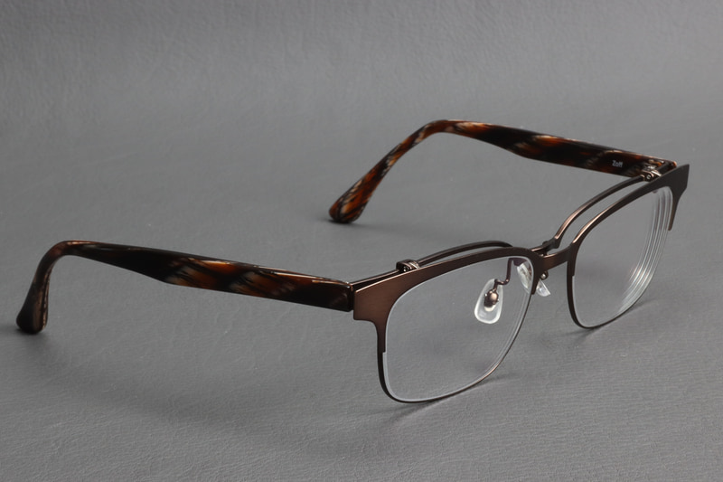 Zoffで買った跳ね上げ式のメガネ。スマホなど近くを見るときもメガネを外さないで済むからなくさなくなった