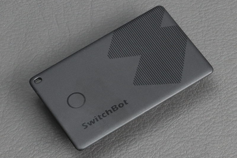 購入したSwitchBot スマートトラッカーカード。表のボタンを2度押すとスマホを探せる。防水性能はIP67なので、雨に濡れる程度では問題ないはず