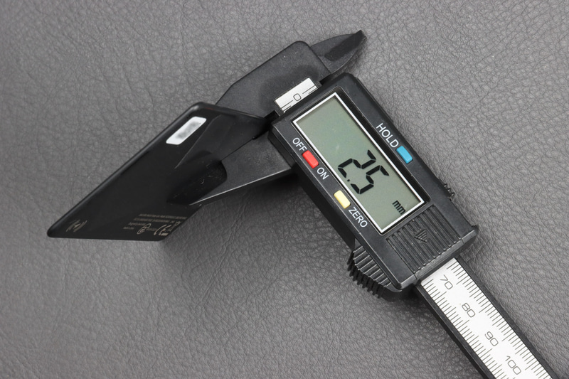 厚さは実測で2.5mm