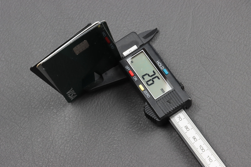クレジットカード3枚重ねで2.6mmなのでおよそそれぐらいの厚さ