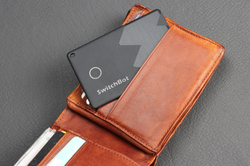 端面は曲面になっているので財布にも入れやすい