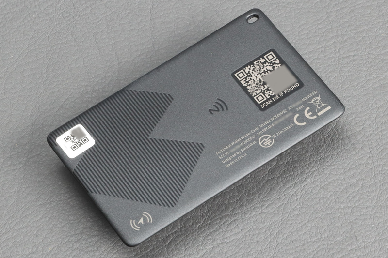 裏面にはNFCのマークとQRコードがある。紛失した場合にはスマホアプリで紛失モードにしておくと、NFCやQRコードを読んだ人に連絡先やメッセージを表示できる