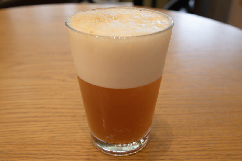 ネスカフェ クーラーを炭酸水で作ったもの。上部に泡の層ができている