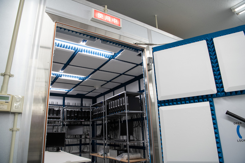 外部からの電波の影響を遮断するシールドルーム