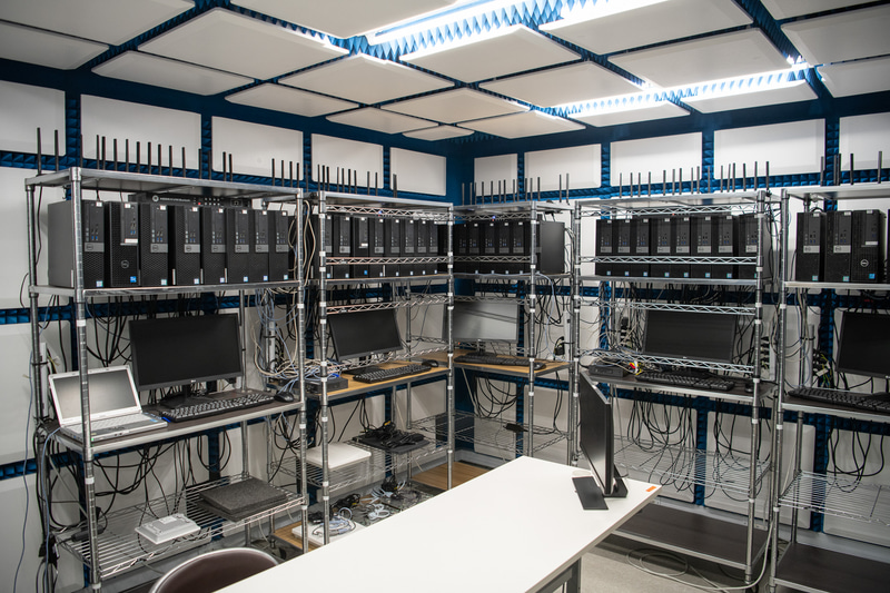 シールドルームの中には56台のデスクトップPCとそれぞれのアンテナが並び、同時接続の検証が行われる