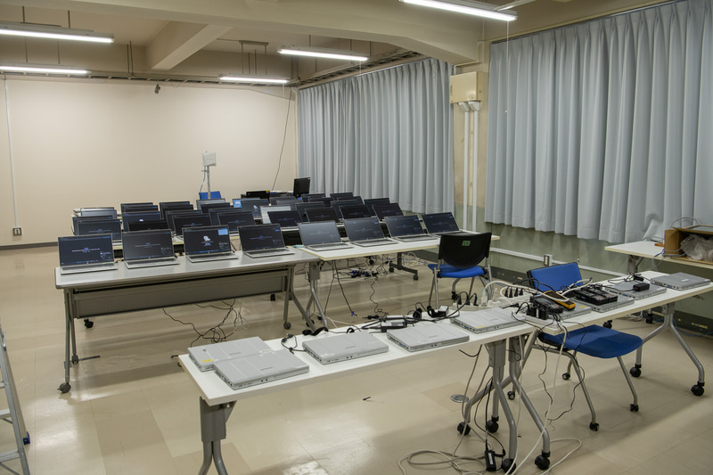 まるで学校の教室のような部屋に40台のPCを置き、同時に動画を配信するテストなどを行う