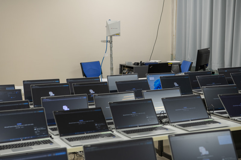 学校だと壁面にアクセスポイントを設置することが多いので、それを想定した配置。他に天井設置での検証も行うとこのと