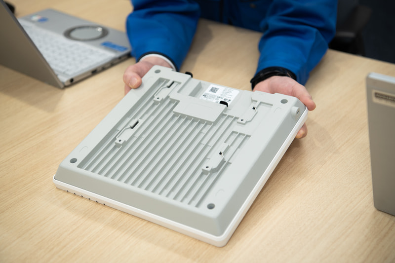 気密構造にしつつ排熱をするためシャシーにアルミダイキャストを採用、さらに内部のアンテナを固定する金属板にも放熱の役割を持たせているという