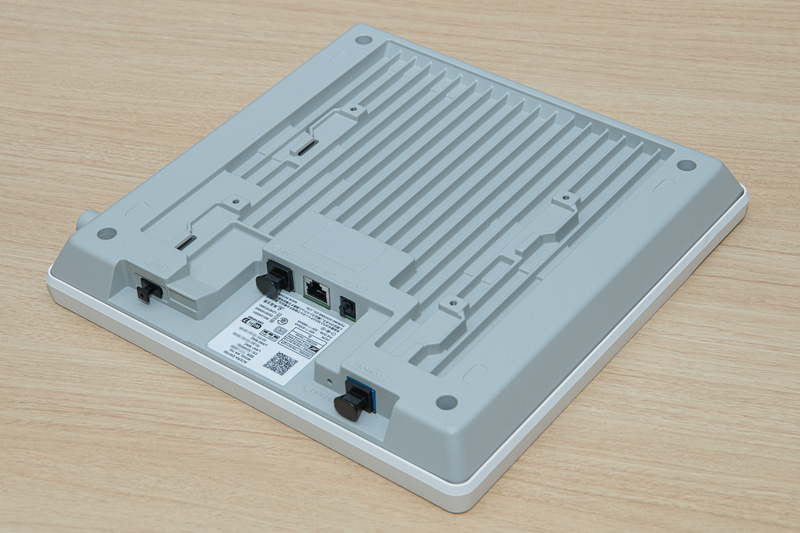 背面。LANケーブルをスイッチにつなぐだけで設定を流し込める「ポートコンフィグ」機能もある