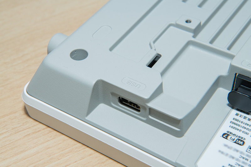 USBポートにUSBメモリを差し込むだけで初期設定ができる機能も開発